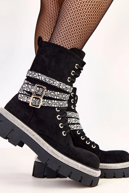 Tênis pretos elegantes decorados com... Tênis pretos elegantes decorados com...