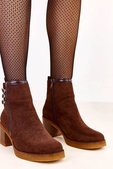 Botins marrons com salto bloco decorados com fivelas Karena