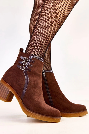 Botins marrons com salto bloco decorados com fivelas Karena 2
