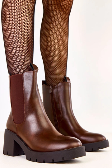 Botins marrons com salto...