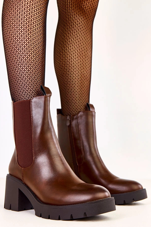 Botins marrons com salto bloco,... Botins marrons com salto bloco,...
