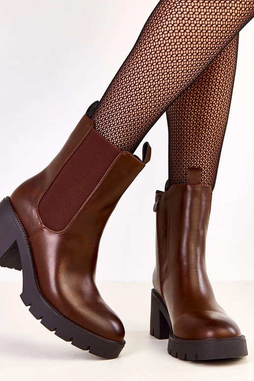 Botins marrons com salto bloco,... Botins marrons com salto bloco,...