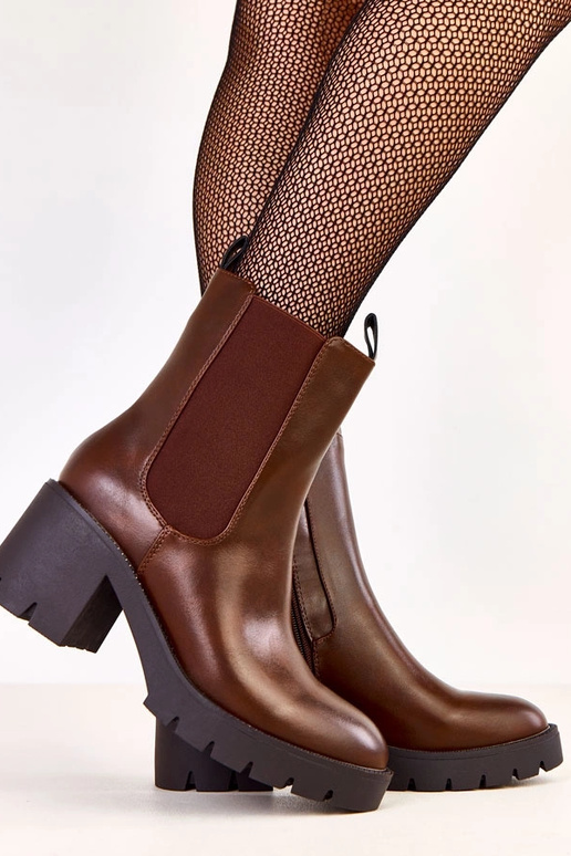 Botins marrons com salto bloco,... Botins marrons com salto bloco,...
