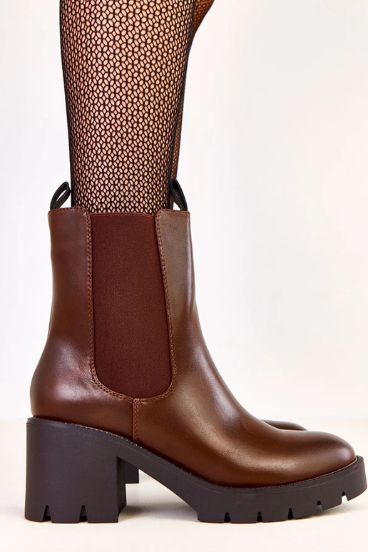 Botins marrons com salto bloco,... Botins marrons com salto bloco,...