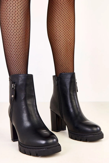 Botins pretos com salto bloco e zíper decorativo Kolles