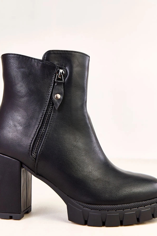 Botins pretos com salto bloco e zíper... Botins pretos com salto bloco e zíper...