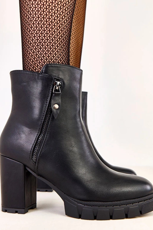 Botins pretos com salto bloco e zíper... Botins pretos com salto bloco e zíper...