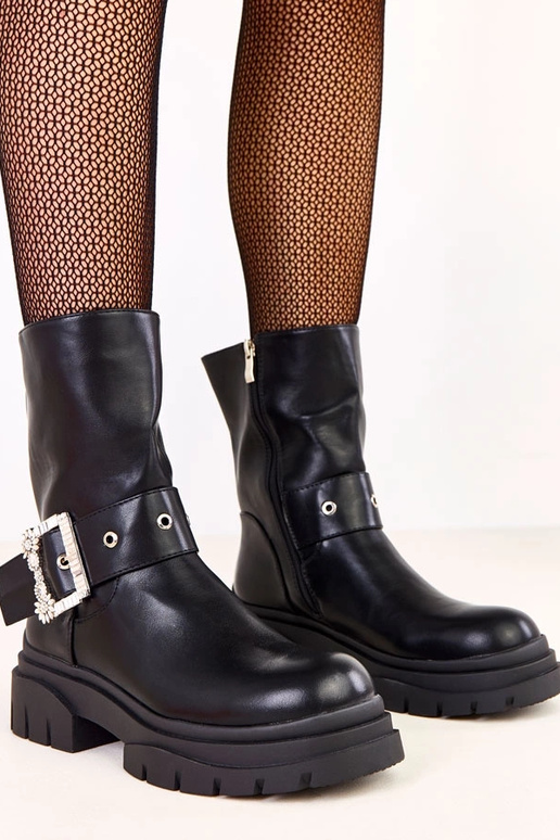 Botins pretos decorados com fivela e... Botins pretos decorados com fivela e...