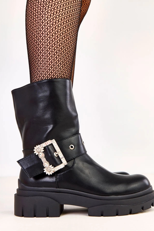 Botins pretos decorados com fivela e... Botins pretos decorados com fivela e...