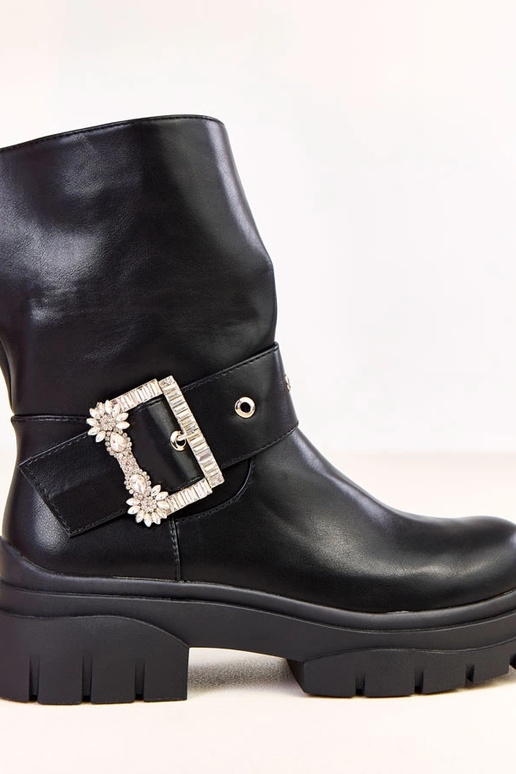 Botins pretos decorados com fivela e... Botins pretos decorados com fivela e...