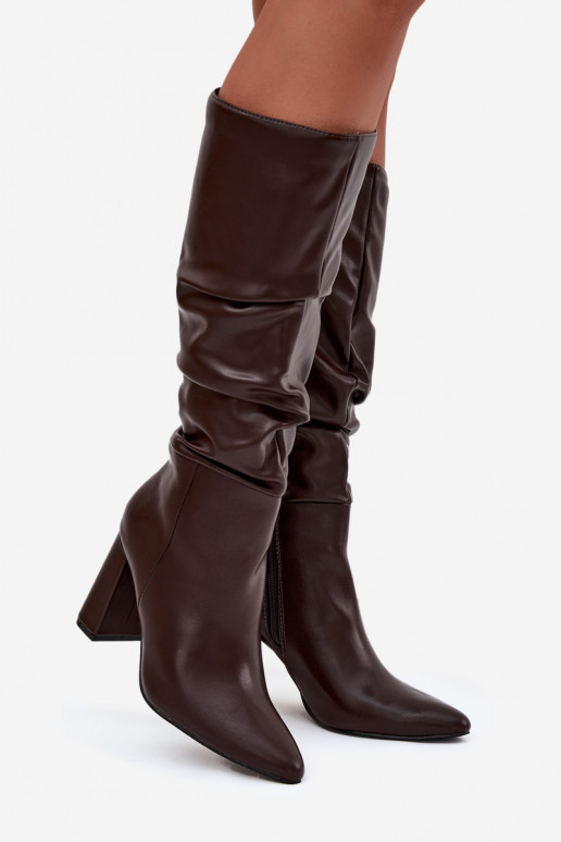 Botas femininas de cano longo acolchoadas com saltos e pregas na cor chocolate "Dariane"