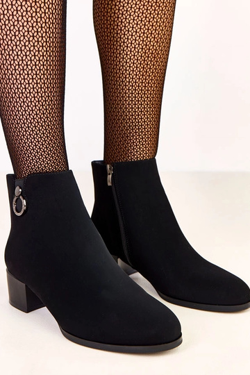 Botins pretos com salto em formato de coluna e decoração elegante Sevira