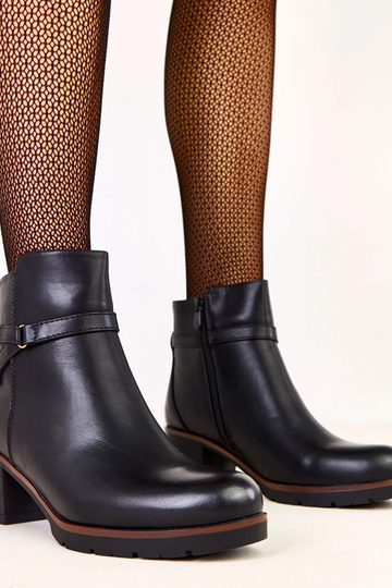 Botins pretos com salto baixo em formato de coluna e tiras decorativas Ballin