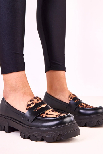 Mocassins pretos com detalhe de estampa de leopardo Loles