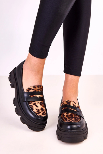 Mocassins pretos com detalhe de estampa de leopardo Loles 2