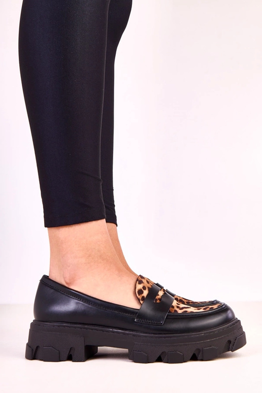 Mocassins pretos com detalhe de... Mocassins pretos com detalhe de...