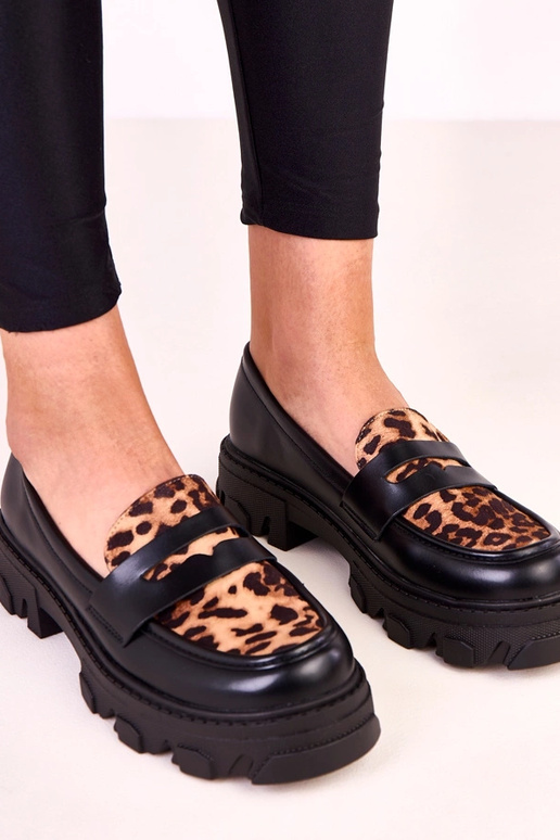 Mocassins pretos com detalhe de... Mocassins pretos com detalhe de...