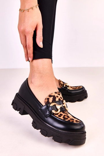 Mocassins pretos com detalhe de estampa de leopardo e decoração dourada Ruben