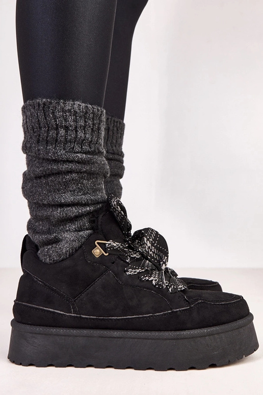 Tênis quentes pretos com cadarços...