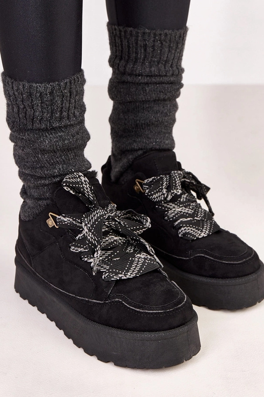 Tênis quentes pretos com cadarços...