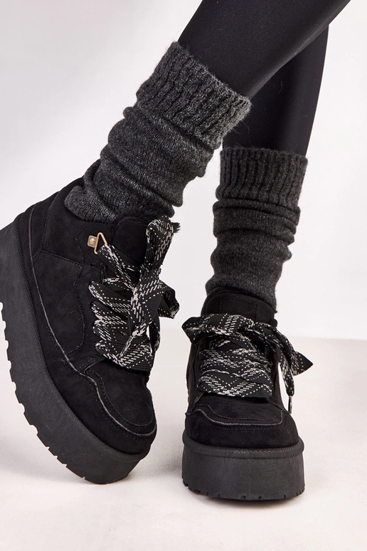 Tênis quentes pretos com cadarços...