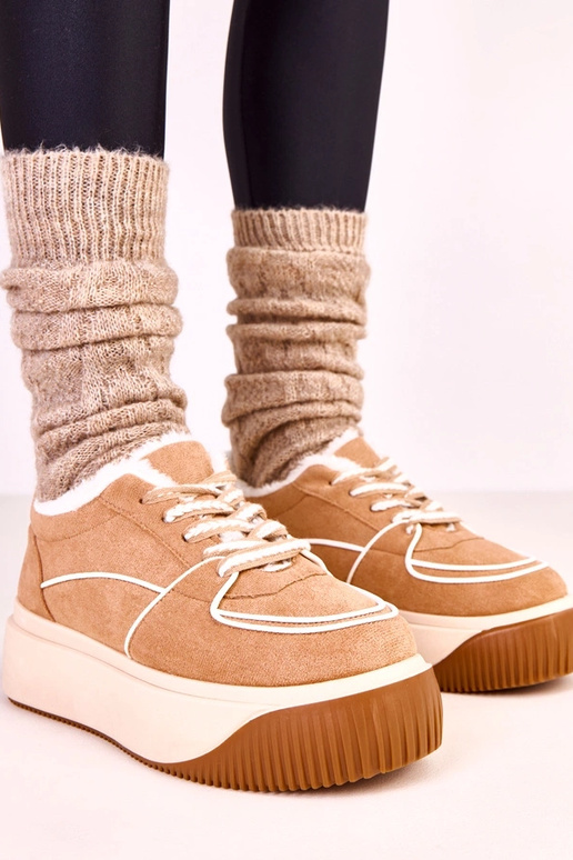 Tênis quentes marrons em plataforma...