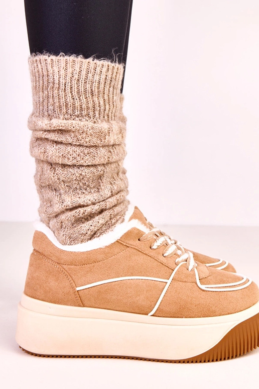 Tênis quentes marrons em plataforma...