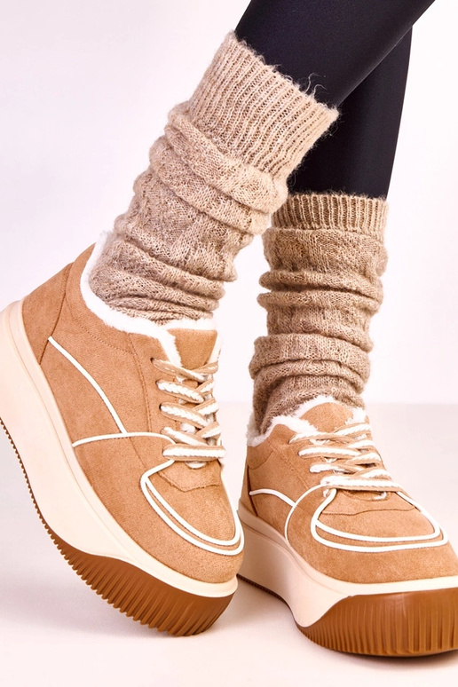 Tênis quentes marrons em plataforma...