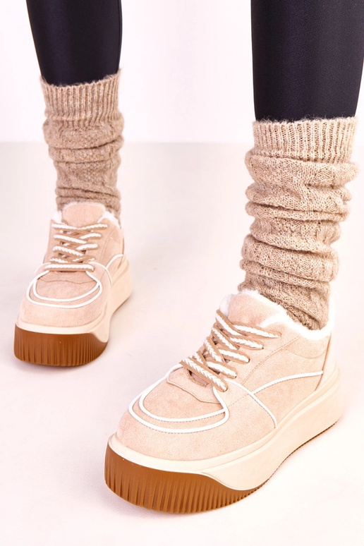 Tênis quentes em tom areia em...