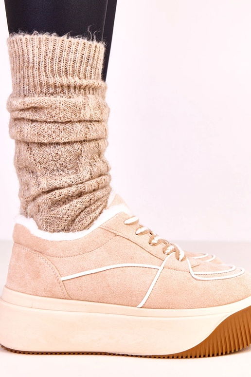 Tênis quentes em tom areia em...