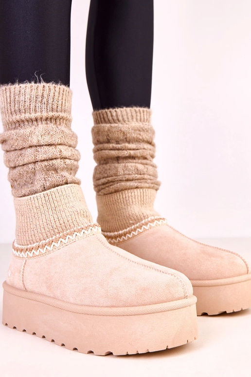 Botas de neve baixas em tom areia com... Botas de neve baixas em tom areia com...