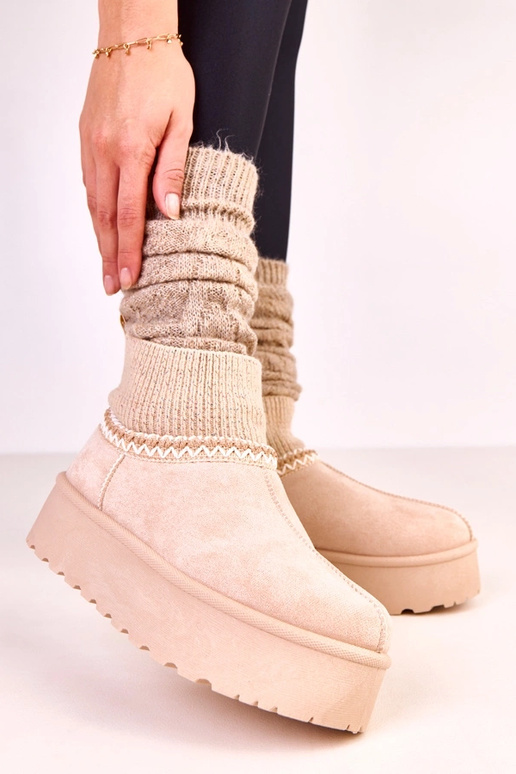 Botas de neve baixas em tom areia com... Botas de neve baixas em tom areia com...