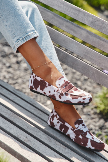 Mocassins femininos planos com remendos nas cores marrom e branco "Soreline"