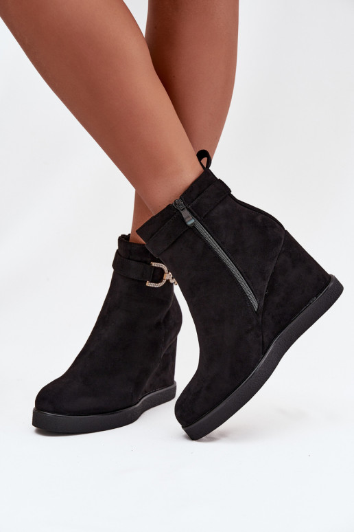 Botas femininas Em uma cunha Com decorações Detalem cor preta Tem que serrivana Botas femininas Em uma cunha Com decorações Detalem cor preta Tem que serrivana