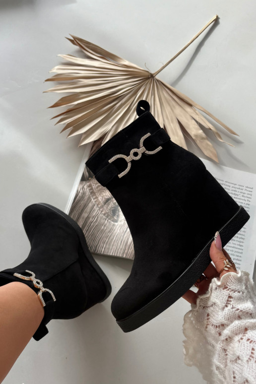 Botas femininas Em uma cunha Com decorações Detalem cor preta Tem que serrivana Botas femininas Em uma cunha Com decorações Detalem cor preta Tem que serrivana
