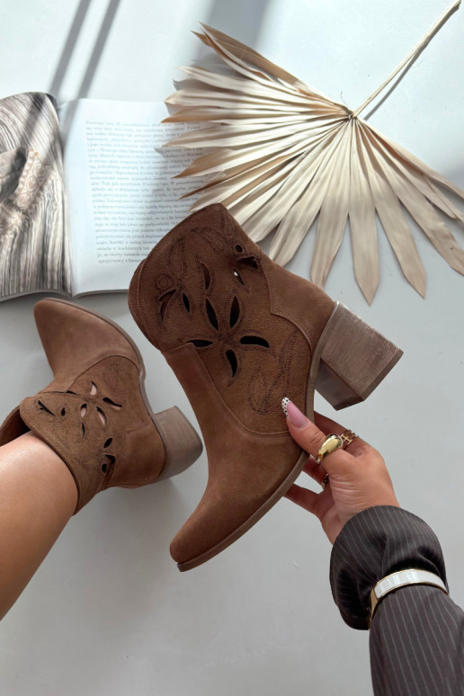 Botas femininas com elementos abertosHabilitadoturalnego de camurçau com salto Zazoo 3690 cor marrom