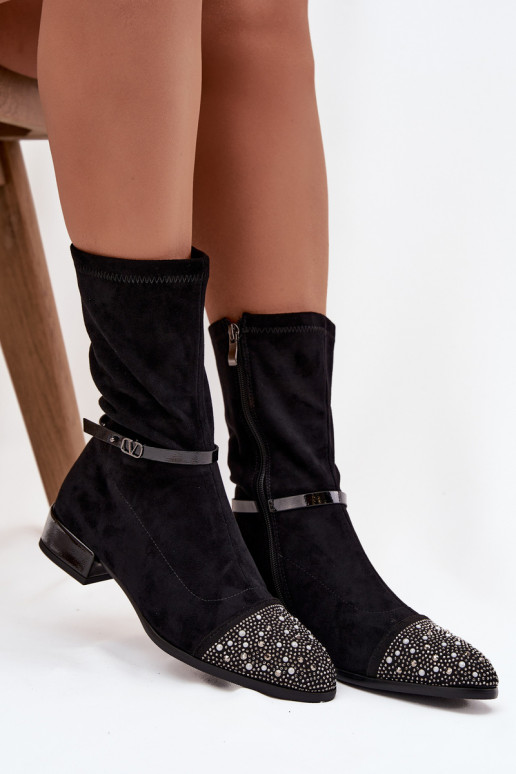 Botas femininas de cano curto com salto baixo e decoração D&A MR52-165 na cor preta