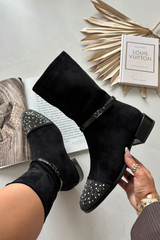 Botas femininas de cano curto com salto baixo e decoração D&A MR52-165 na cor preta