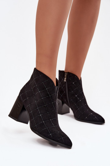 Botas femininas de cano curto com decoração D&A MR52-133 na cor preta