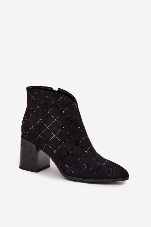 Botas femininas de cano curto com decoração D&A MR52-133 na cor preta