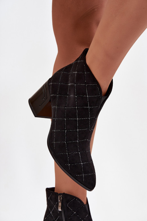 Botas femininas de cano curto com decoração D&A MR52-133 na cor preta