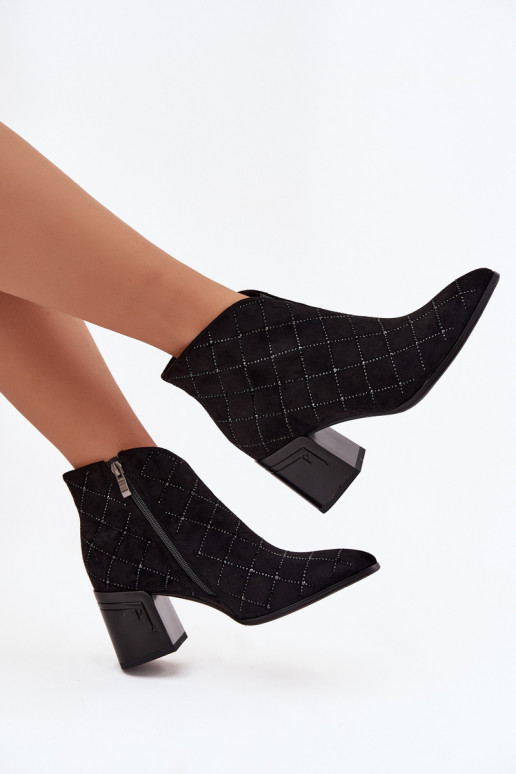 Botas femininas de cano curto com decoração D&A MR52-133 na cor preta