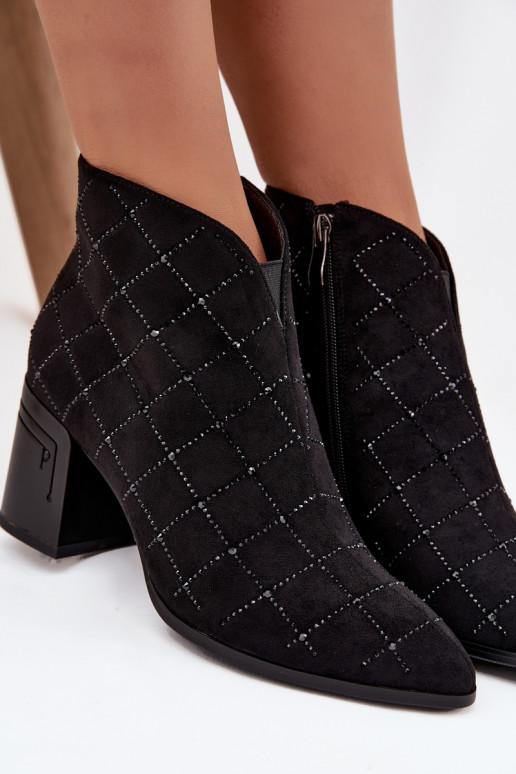 Botas femininas de cano curto com decoração D&A MR52-133 na cor preta