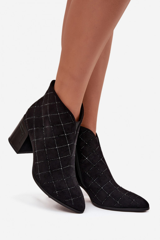 Botas femininas de cano curto com decoração D&A MR52-133 na cor preta