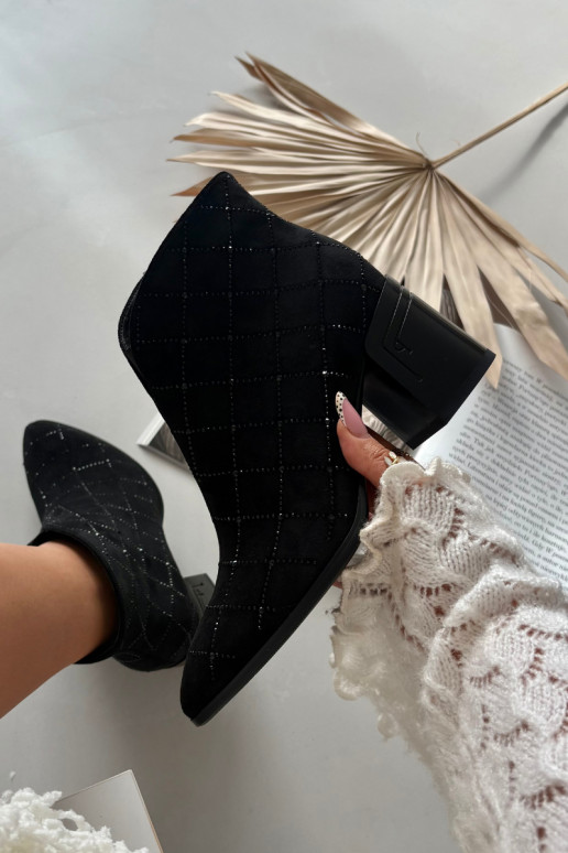 Botas femininas de cano curto com decoração D&A MR52-133 na cor preta