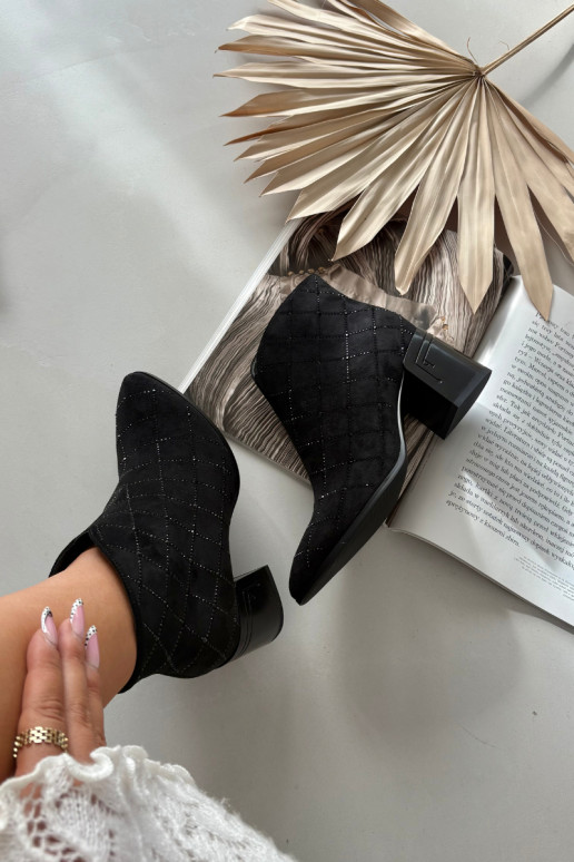 Botas femininas de cano curto com decoração D&A MR52-133 na cor preta