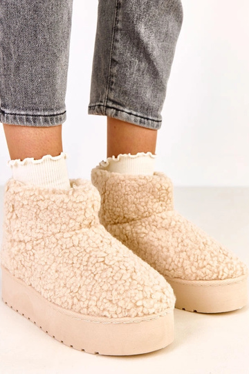 Botas de neve em tom areia...