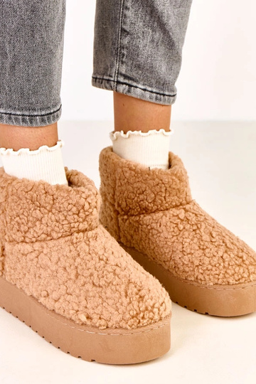 Botas de neve em tom marrom...