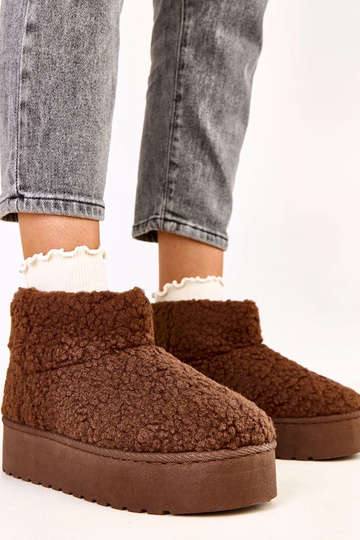 Botas de neve em tom marrom...