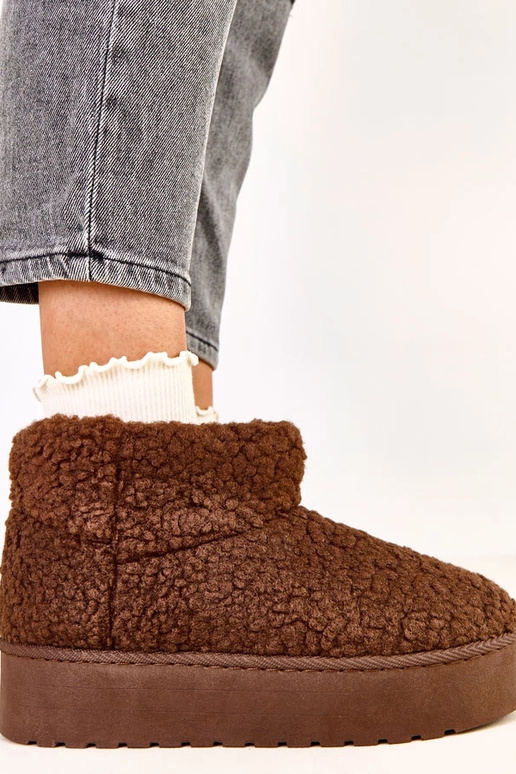 Botas de neve em tom marrom escuro...